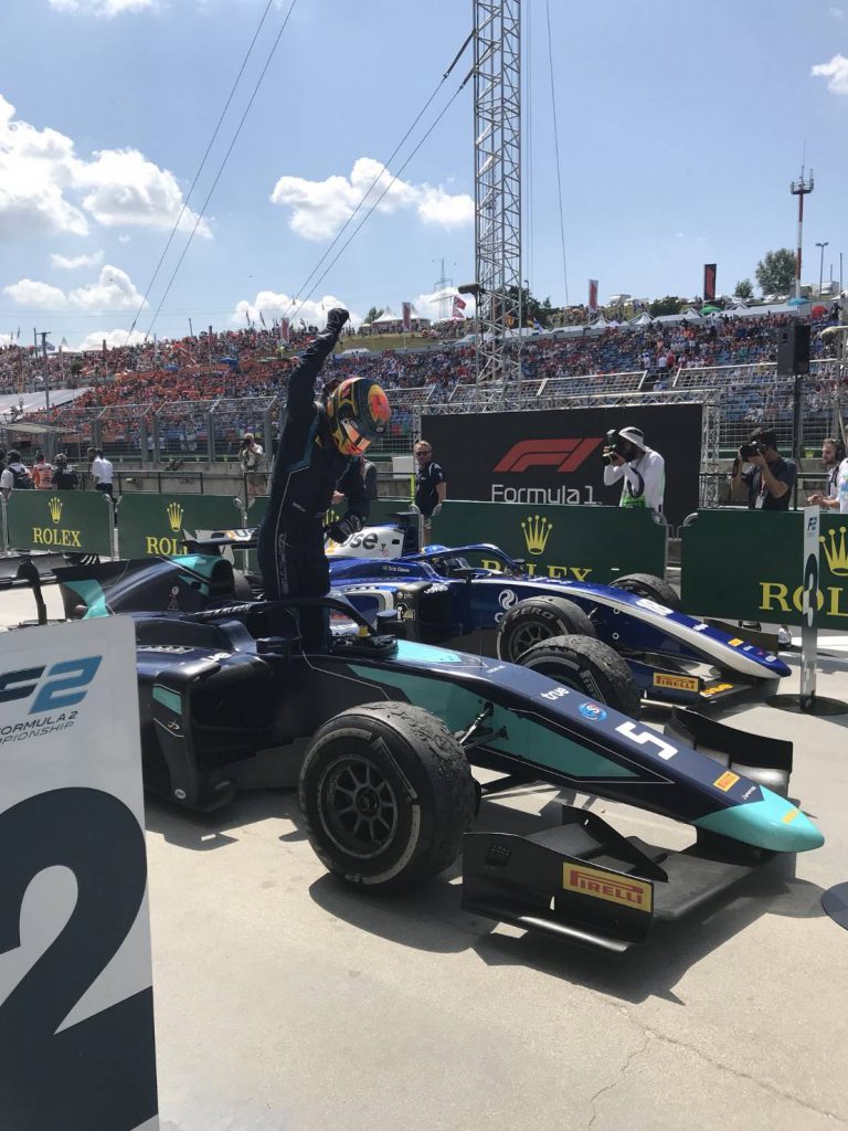 เพลงชาติไทยกระหึ่ม! “อเล็กซ์ อัลบอร์น” คว้าแชมป์ F2 ฮังกาเรี่ยน กรังด์ปรีซ์