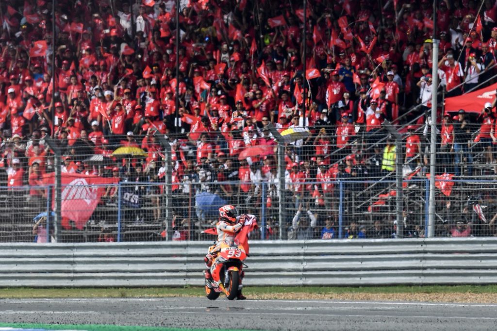 คนแรกในโลก!! “มาร์เกซ” เบียด “โดวิซิโอโซ่” คว้าแชมป์โมโตจีพีสนามช้างฯ