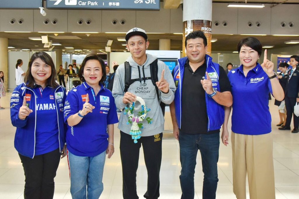 รอรับขวัญใจ!! แฟนโมโตจีพีแห่รับ “รอสซี่” เหินฟ้าลุยโมโตจีพีที่ประเทศไทย