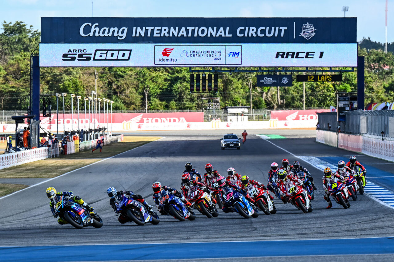 เพลงชาติไทยกระหึ่ม! “แสตมป์” เข้าวิน โฮมเรซ “ตี-ไอเดีย-อุ้ม” พาเหรดกวาดโพเดียม Asia Road Racing