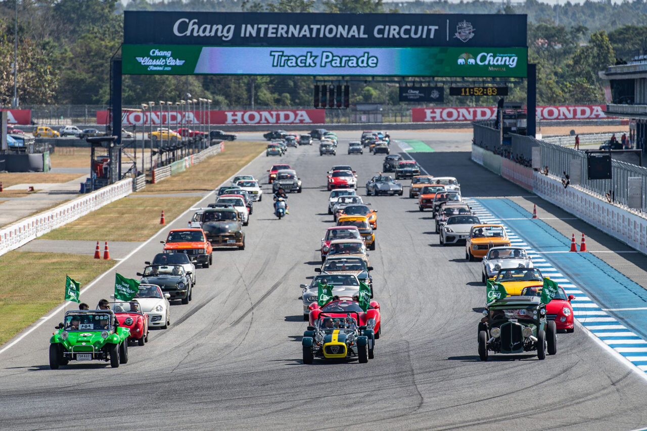 Chang Classic Car Revival 2025 รถคลาสสิค 1,000 คันกระหึ่มสนาม “ชาช่า-เบนซ์ เรซซิ่ง”ผลงานเยี่ยม เปิดให้ผู้อพยพ-ประชาชนชมฟรี!